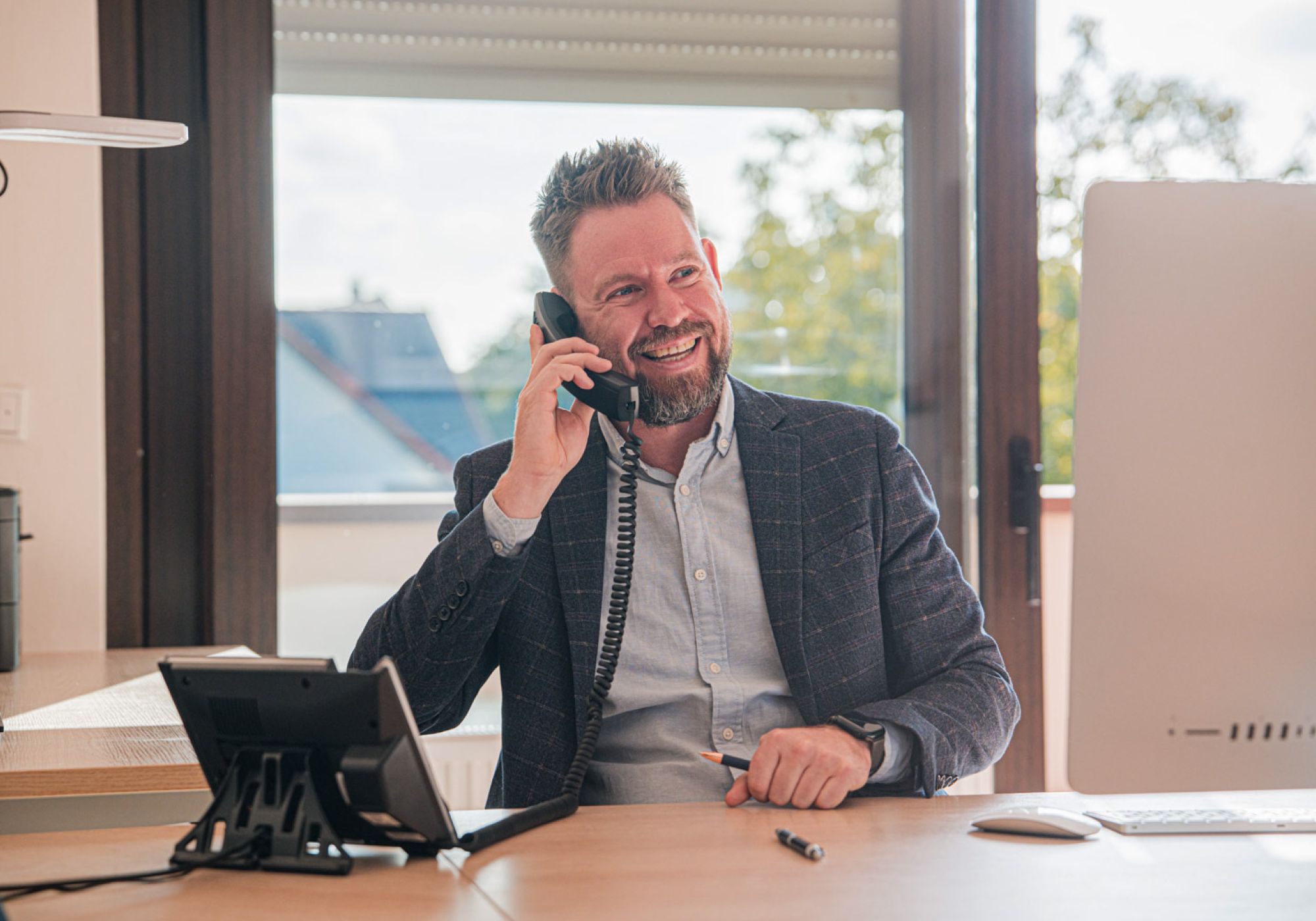 Gennadi Sawadsky am Telefon