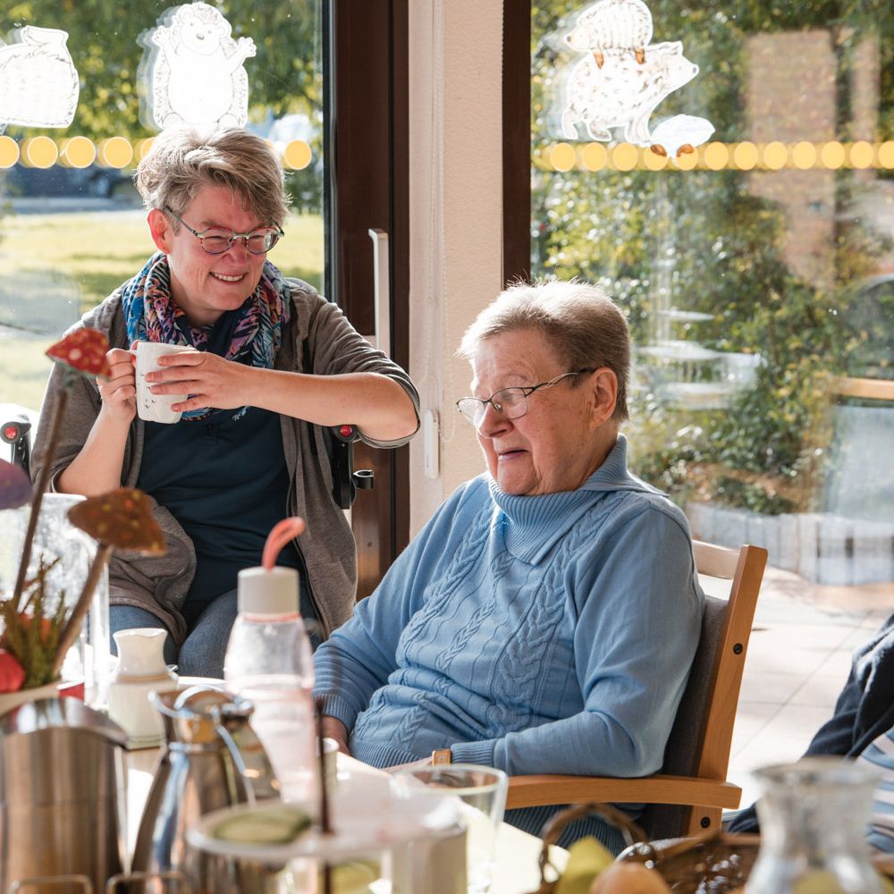 Mitarbeiterin und Klientin haben eine gute Gemeinschaft am Esstisch