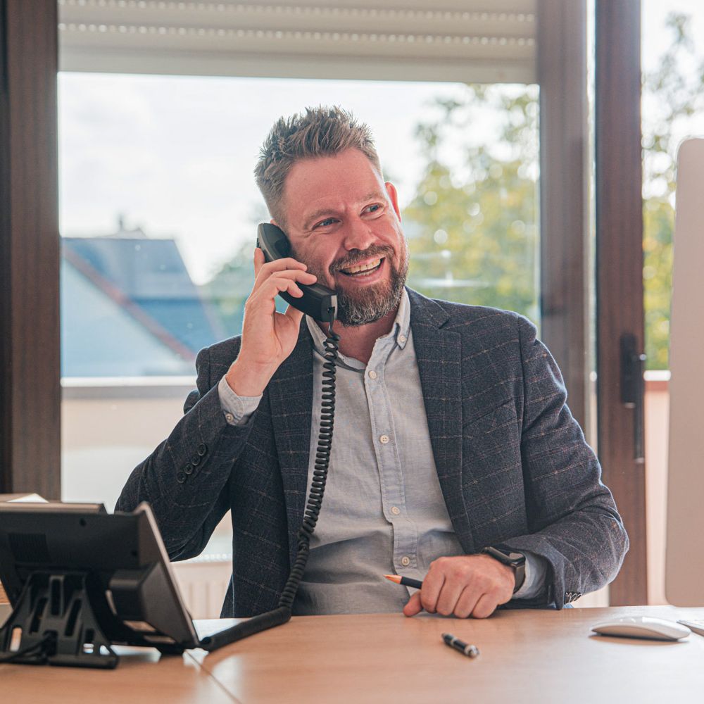 Gennadi Sawadsky am Telefon