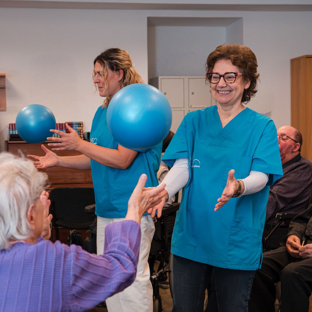 Ballspiel mit Bewohnern