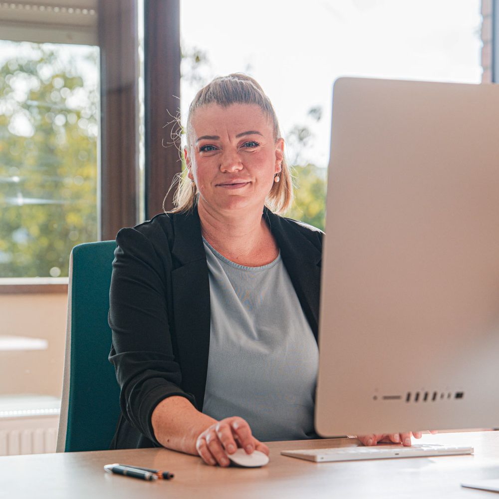 Katharina Sawadsky am Computer