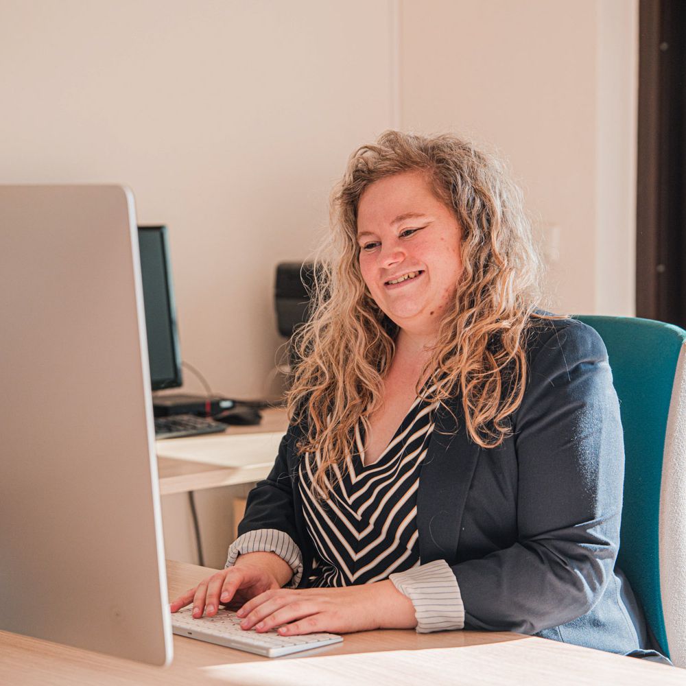 Mitarbeiterin arbeitet am Computer